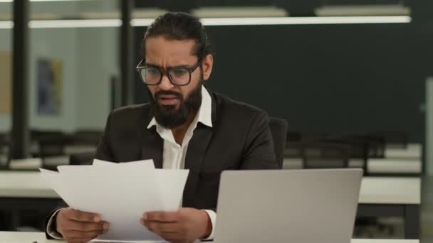 Annoyed Arabian Empresário Líder Ceo Contador Gerenciar Documentos Financeiros Escritório — Vídeo de Stock