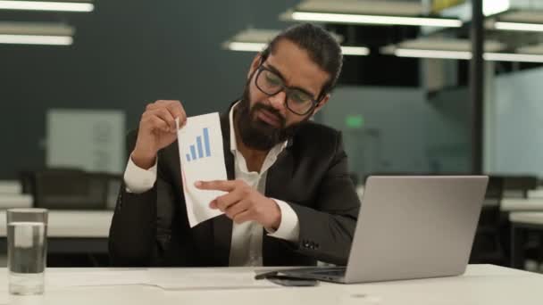 アラビアのマネージャー インドのビジネスマン エスニックビジネスマンのリーダー デベロッパー オンライン相談会議のビデオ通話のプレゼンテーション データ図 オフィスのショーの図表のラップトップを使用して示す — ストック動画