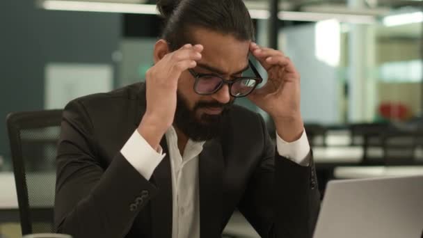 Nachdenkliche Traurig Besorgt Besorgt Harte Entscheidung Problem Müde Kopfschmerzen Arabische — Stockvideo