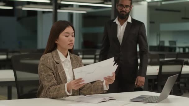 アジアのビジネスウーマンワーカー 韓国の女性マネージャー ドキュメント ペーパーワーク アラビアのビジネスマン インドのリーダー メンター オフィスで2人のビジネス同僚を話す歩く — ストック動画