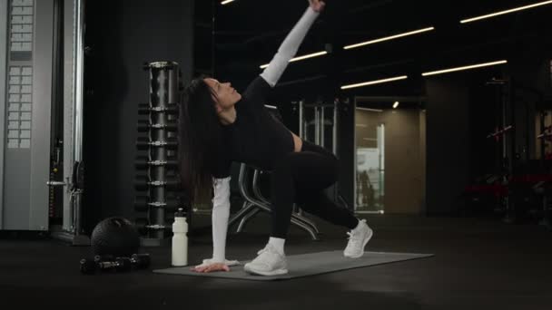 Allenatore Sportivo Femminile Stretching Esercizio Sollevamento Mano Corpo Flessibile Allenamento — Video Stock