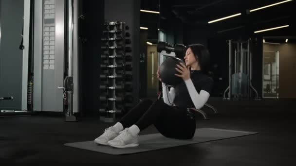 Fit Girl Kaukasische Fitnesstrainerin Aktives Workout Auf Dem Boden Drehen — Stockvideo
