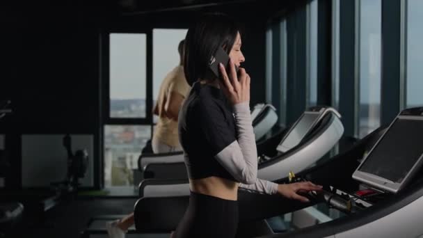 Femme Blanche Sportive Fille Parler Téléphone Portable Dans Salle Gym — Video