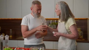 Mutfakta hasta, sağlıksız, yaşlı bir adam var. Kalp krizi, kalp ağrısı, kalp ağrısı, kalp krizi, Kafkasyalı bir ailenin, yetişkin bir kadına ilgi duyması, kocasına ilaç vermesi için yardım ediyor.