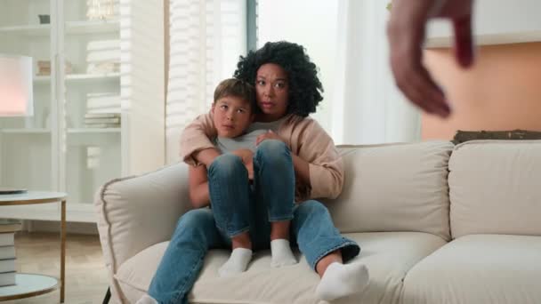 Våld Hemmet Multiracial Familj Rädd Kvinna Skydda Barn Från Aggressiv — Stockvideo