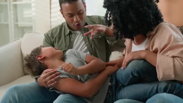 Glad Lekfull Afroamerikansk Mor Far Kittla Liten Pojke Adopterad Son — Stockvideo