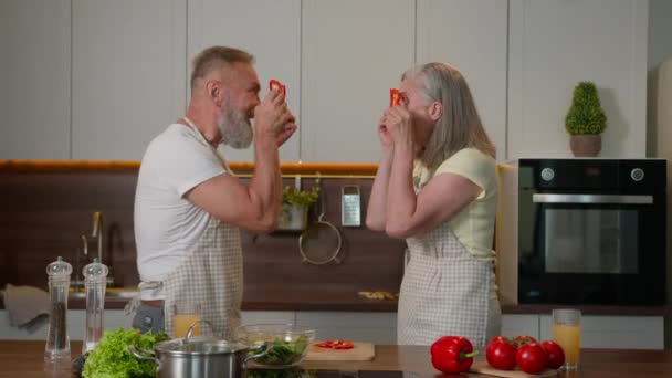 Engraçado Hilariante Casal Caucasiano Velho Feliz Aposentado Mulher Família Homem — Vídeo de Stock