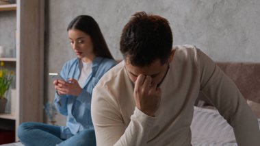 Kafkasyalı çift sorunlu ilişki üzgün adam yatakta karısından ayrı oturuyor bağımlı alet bağımlısı cep telefonlu akıllı telefon koca internet sosyal medya bağımlılığını görmezden geliyor