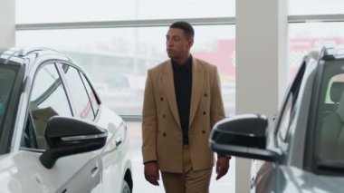 Düşünceli Afrikalı Amerikalı adam, düşünceli müşteri müşteri müşteri müşterisi, erkek işadamı, yeni otomobil seçilen lüks araba modeli galeride sergi oto kiralama aracı.
