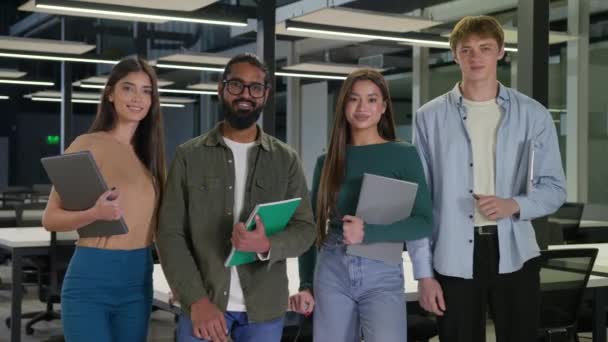 Çeşitli Gruplar Mutlu Genç Kadın Erkek Öğrenciler Modern Ofis Sınıfındaki — Stok video