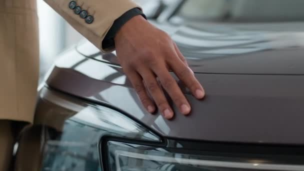 Αρσενικό Χέρι Στο Νέο Ηλεκτρικό Προβάδισμα Αυτοκίνητο Προβολείς Μέλλον Της — Αρχείο Βίντεο