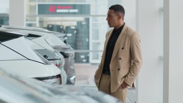 Afroamerykanin Biznesmen Wybierając Samochód Uśmiechnięty Klient Klient Nabywca Millenium Facet — Wideo stockowe