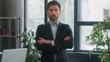 Güvenilir, başarılı, ciddi, beyaz, iş adamı, patron, profesyonel, çalışan, işveren, şirket yöneticisi, çapraz kollu, erkek iş portresi ile kameraya bakıyor.