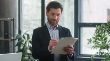Kafkas erkek işadamı işveren HR yöneticisi işe alım adayı danışman yönetici anket geliştirici iş akışı planlayan geliştirici not tabletine notlar yazan notlar yazma planı