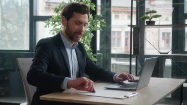 Kafkas asıllı iş adamı girişimci müteahhit yönetici profesyonel çalışan ofiste çalışıyor dizüstü bilgisayarda yazı yazıyor iş projesi analizi yapıyor internet yazma belgesinde