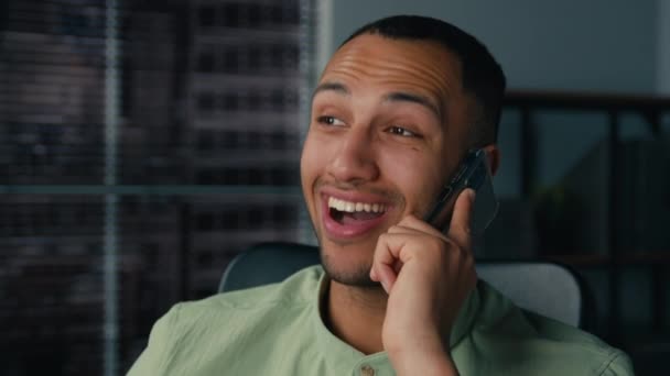 Close Afroameričan Muž Muž Obchodník Klient Zákazník Mluvit Mobilním Telefonu — Stock video