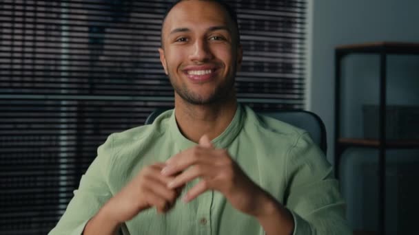 Χαμογελώντας African American Άνθρωπος Επιχειρηματίας Διευθυντής Επιχείρησης Υπάλληλος Στο Χώρο — Αρχείο Βίντεο