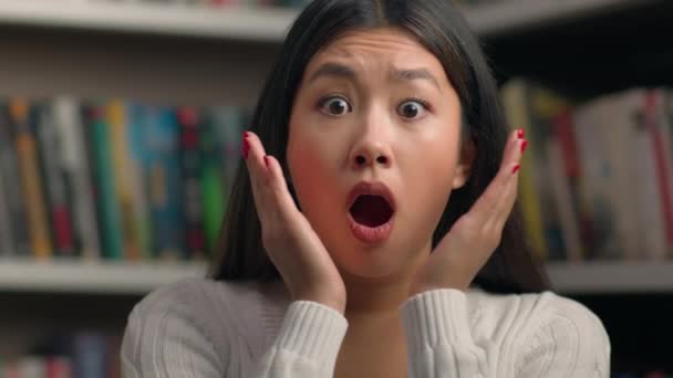Niesamowite Podekscytowany Wstrząśnięty Szok Azji Dziewczyna Student Nauczyciel Martwi Się — Wideo stockowe