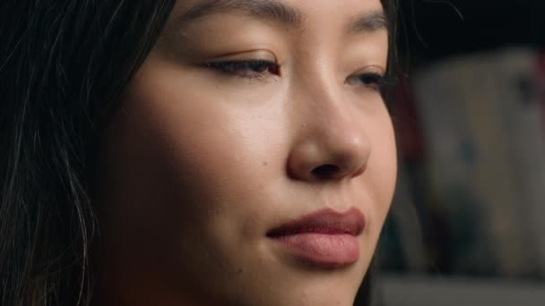 Zbliżenie Zamyślony Młody Azji Kobieta Piękny Twarz Chiński Etniczne Dziewczyna — Wideo stockowe