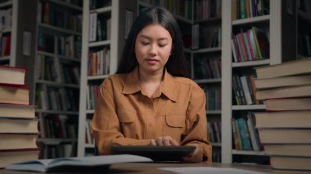 Mujer Asiática Chica Estudiante Biblioteca Universitaria Preparación Examen Estudiar Usando — Vídeo de stock