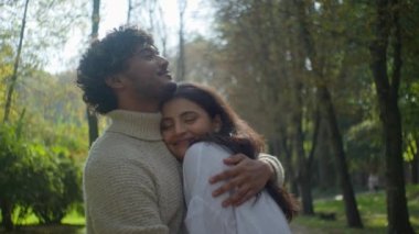Mutlu evli çift Afro-Amerikan erkek Hintli kadın koca kucaklaşmalar parkta kucaklaşmalar doğada romantik buluşmalar sevgi dolu aile ilişkileri.