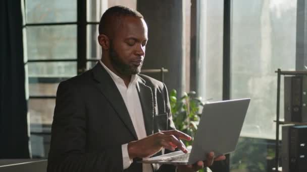 Сосредоточенный Взрослый Офисный Работник Афроамериканец Среднего Возраста Годов Этнический Бизнесмен — стоковое видео