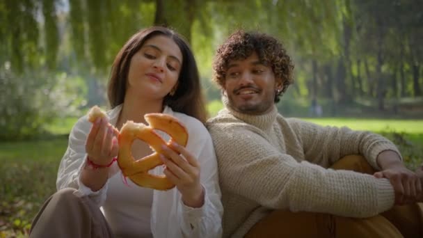 Multietniskt Par Förälskade Afroamerikansk Man Latinamerikansk Kvinna Lycklig Bekymmerslös Kille — Stockvideo