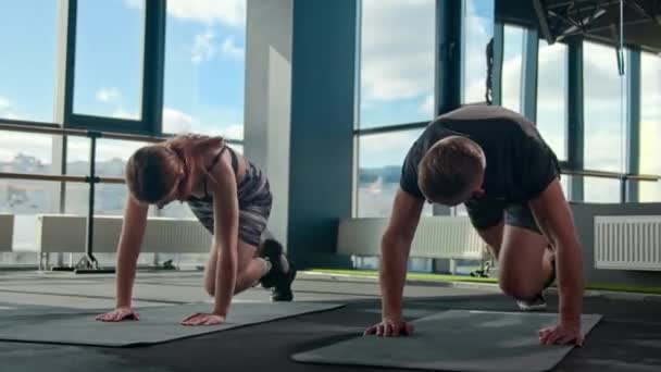 Aktive Kaukasische Athleten Paar Mann Frau Workout Bergsteiger Übung Laufplanke — Stockvideo