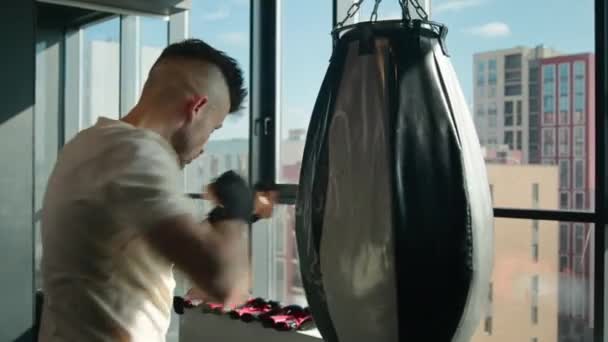Homem Caucasiano Atleta Boxer Treinamento Com Saco Perfuração Ginásio Fitness — Vídeo de Stock