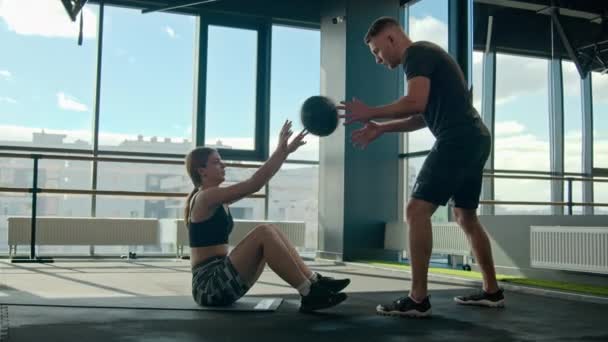 Personlig Idrottstränare Instruktör Coaching Kaukasiska Flicka Gym Hjälpa Motiverade Idrottskvinna — Stockvideo