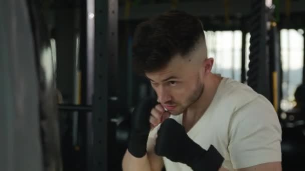 Närbild Vit Man Boxare Box Träning Mörkt Gym Gym Gym — Stockvideo
