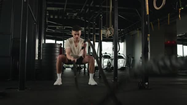 Professionele Sportman Bodybuilder Krachtige Blanke Man Oefening Strijd Touwen Golven — Stockvideo