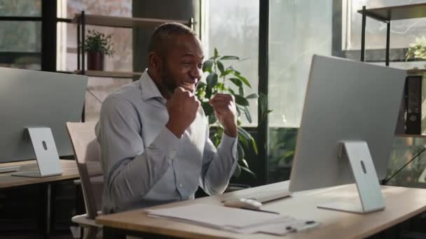 Happy Mature Businessman Working Computer Sunny Workplace African American Ethnic — Stock Video