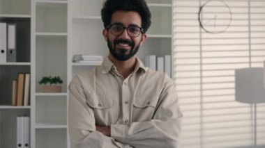 Ofisteki erkek portresi mutlu gülümsüyor mutlu dişli gülümseme 30 'lu yaşlardaki sakallı iş adamı yetişkin iş adamı profesyonel patron lider girişimci Hint Arap Müslüman adam milenyum tohumu