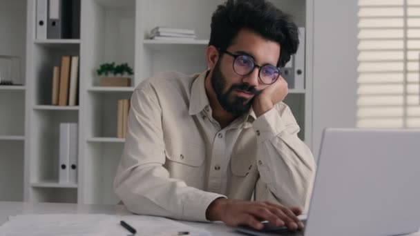 アラビアのインドの民族男性疲れたビジネスマンオフィスの従業員の退屈な仕事ノートパソコンの疲れた怠惰な退屈なビジネスマン低負荷の疲労のうつ病の燃え尽きるタイピングコンピュータ — ストック動画