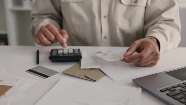 阿拉伯男人商人用计算器和笔记本电脑计算成本 办公室文书工作 支票费用 商业预算 微笑的男性会计师财务工作 — 图库视频影像