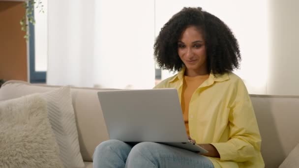 アフリカ系アメリカ人女性の女子学生遠隔教育を勉強する遠隔地で働く学生は オンラインでコミュニケーションする幸せなビジネスマンの笑顔は ラップトップコンピュータで良いニュースチャットを受信し 結果を楽しむ — ストック動画