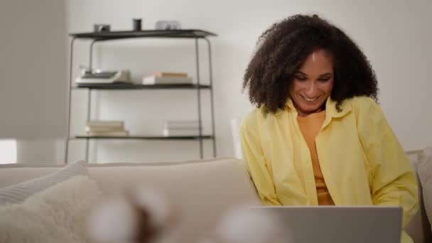 アフリカ系アメリカ人幸せな若い女性ビジネスガールの学生フリーランサー オンラインで働く女性のビジネスマン インターネットストアで購入する家から遠く離れて働く 笑顔の喜びの良いニュース — ストック動画