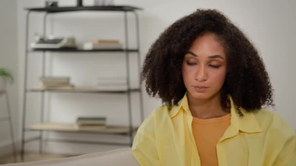 憂鬱なアフリカ系アメリカ人の若い女性のエスニックペンションガールは 自宅のアパートで孤独に孤独に苦しんでいる精神衛生問題悲しみが失望した心不全を悲しんでいる — ストック動画