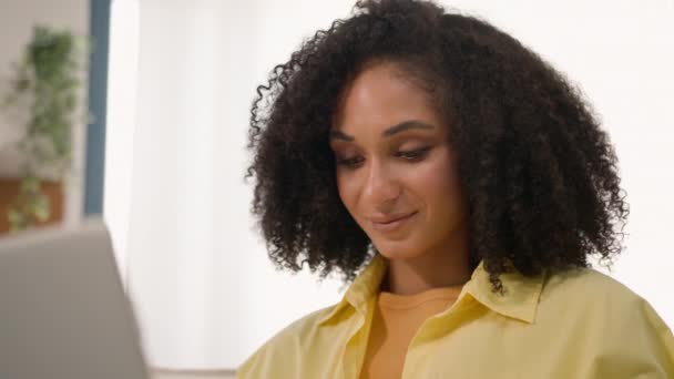 Afroamerikanerin Arbeitet Fernab Von Hause Büro Ethnische Junge Geschäftsfrau Lächeln — Stockvideo