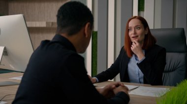 Kafkasyalı iş kadını, tanınmayan erkek müşteri toplantısıyla gülümseme konuşmaları için iş şirketine yeni eleman alıyor. Çok ırklı kadın ve erkek ortaklar ofiste başarılı bir anlaşma yaptılar