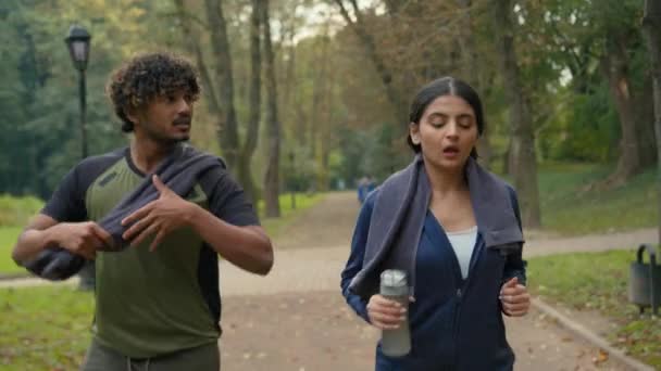 インドの友人 アラビアのカップル ガールズ スポーツ 一緒に アウトドア 疲れた ジョギング スポーティー トレーニング — ストック動画