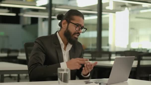 아라비아 사업가가 온라인 사무실에서 노트북과 사업가 — 비디오
