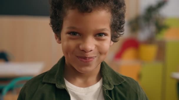 ポートレート 小さなアフリカ系アメリカ人の男の子は カメラ小学校の愛らしいカラフルな男の子 子供の男の子 幼稚園で児童生徒 教育笑顔を笑う笑顔 — ストック動画