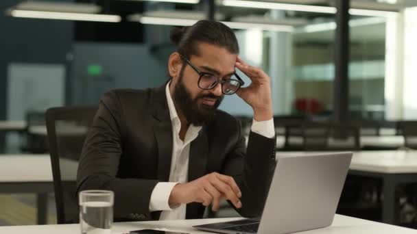 Entediado Árabe Homem Negócios Mesa Escritório Cansado Indiano Funcionário Empresário — Vídeo de Stock