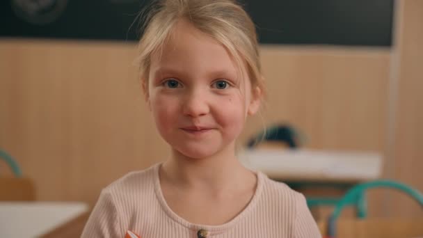Portre Yakın Çekim Küçük Beyaz Kız Ilkokulda Kameraya Bakıyor Sevimli — Stok video