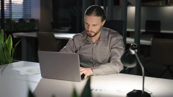 Homem Negócios Caucasiano Local Trabalho Escritório Com Laptop Trabalhando Estratégia — Vídeo de Stock