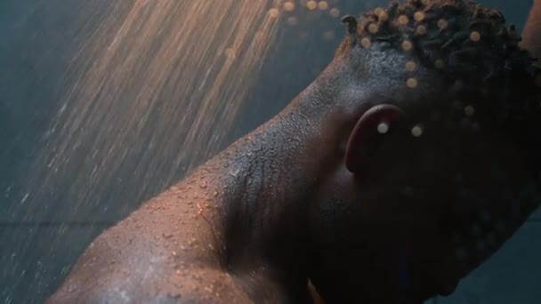 Крупним Планом Сумний Афроамериканський Голий Чоловік Під Водою Душі Після — стокове відео