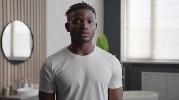 Jeune Homme Afro Américain Des Années Dents Sourire Heureux Mâle — Video