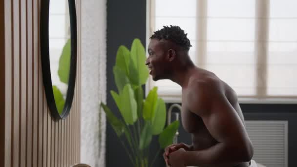 Etniczny Przystojny Sexy Muskularne Człowiek Afroamerykanin Nagi Facet Prysznic Uśmiechając — Wideo stockowe